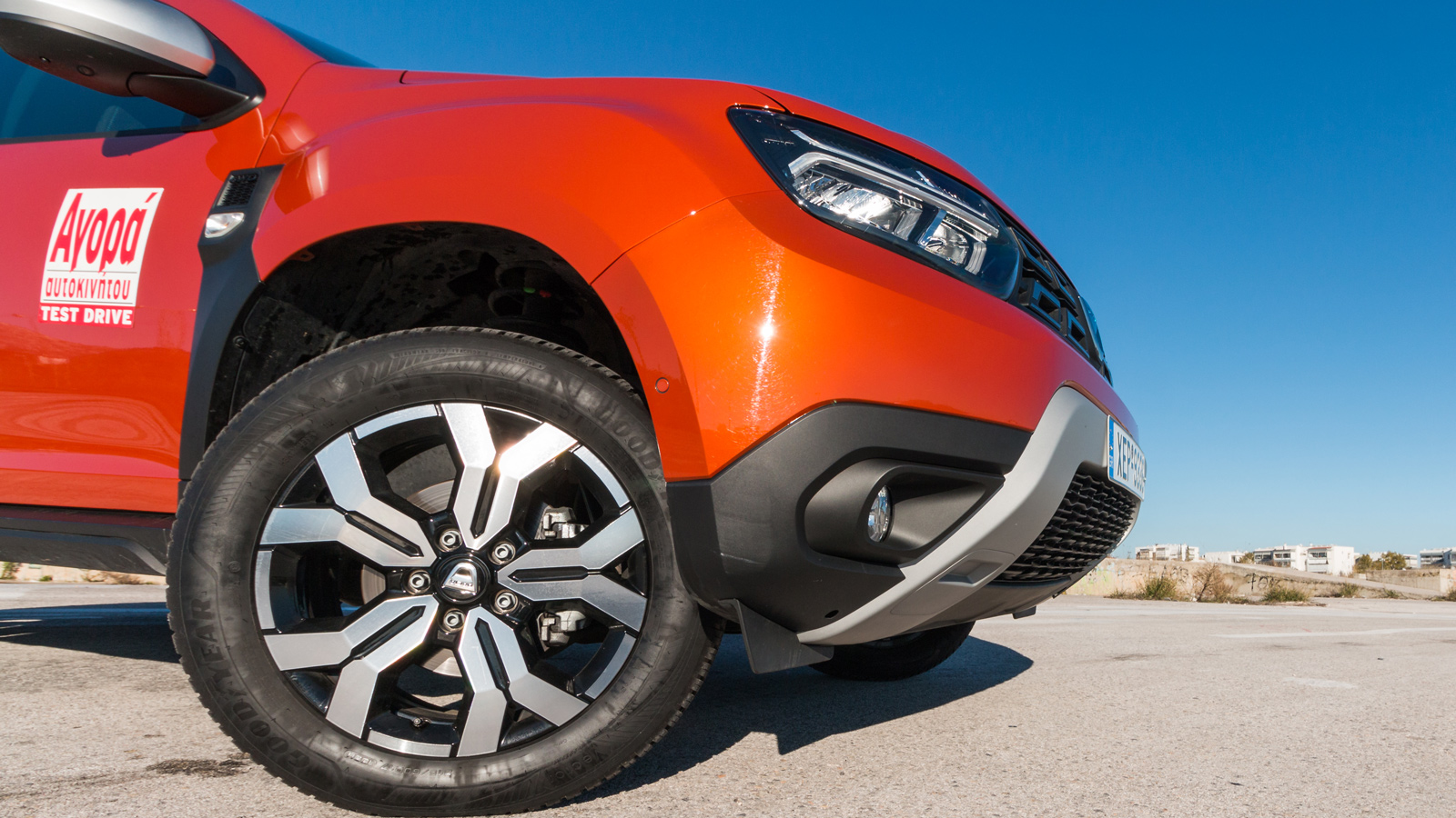 Αναβαθμισμένο στα σημεία το νέο Dacia, που είναι ψηλότερο, με καλύτερο σύστημα διεύθυνσης και ανάρτηση ρυθμισμένη για άνεση